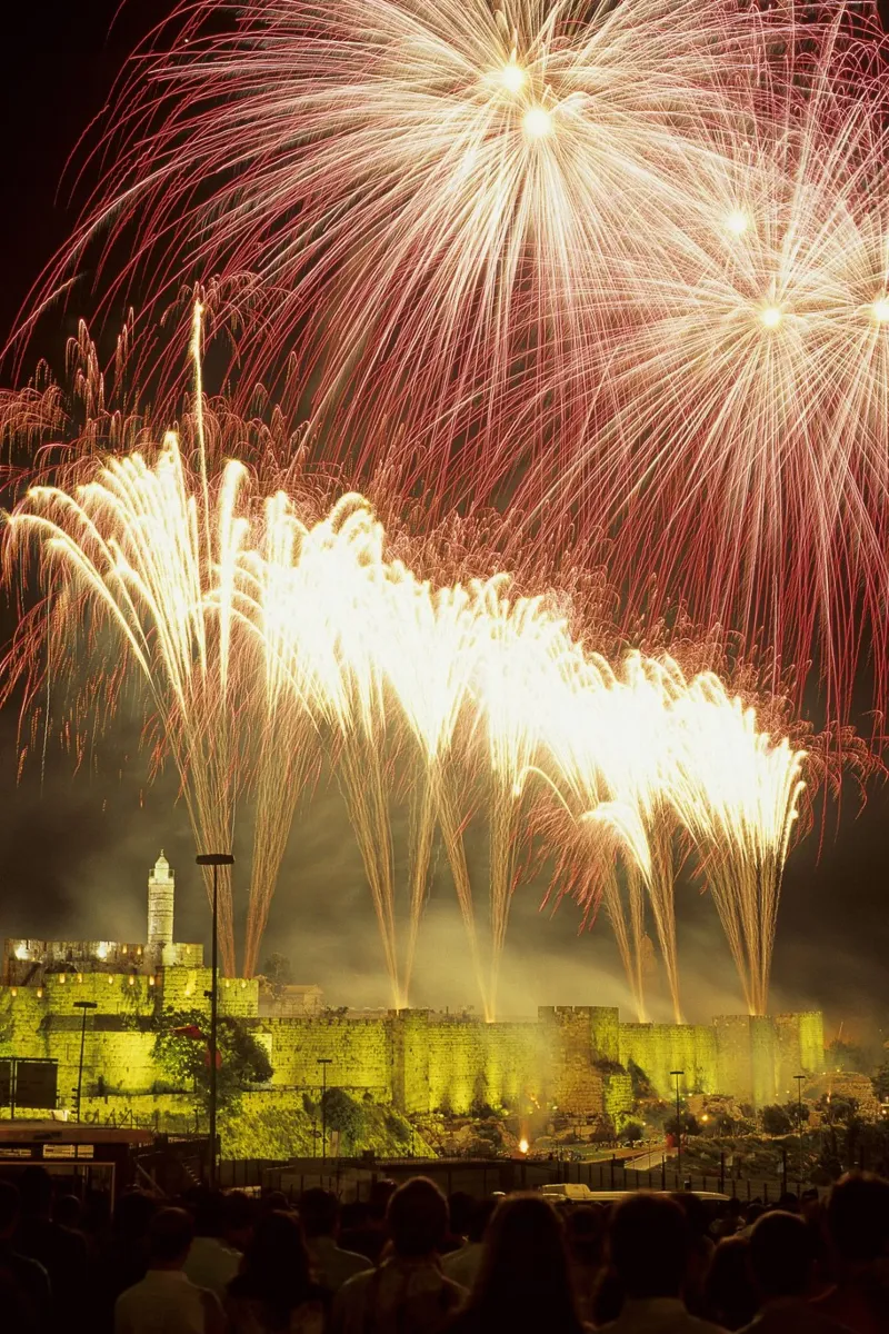 Fuochi d'artificio su Gerusalemme I poster con telaio in legno da Tal Paz-Fridman