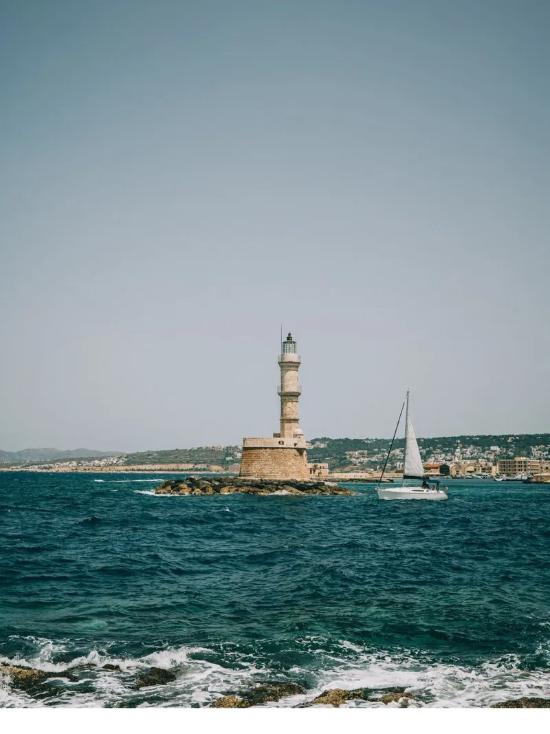 Faro a Creta con barca a vela | Vista mare Grecia pellicola backlit da Bold and Retro
