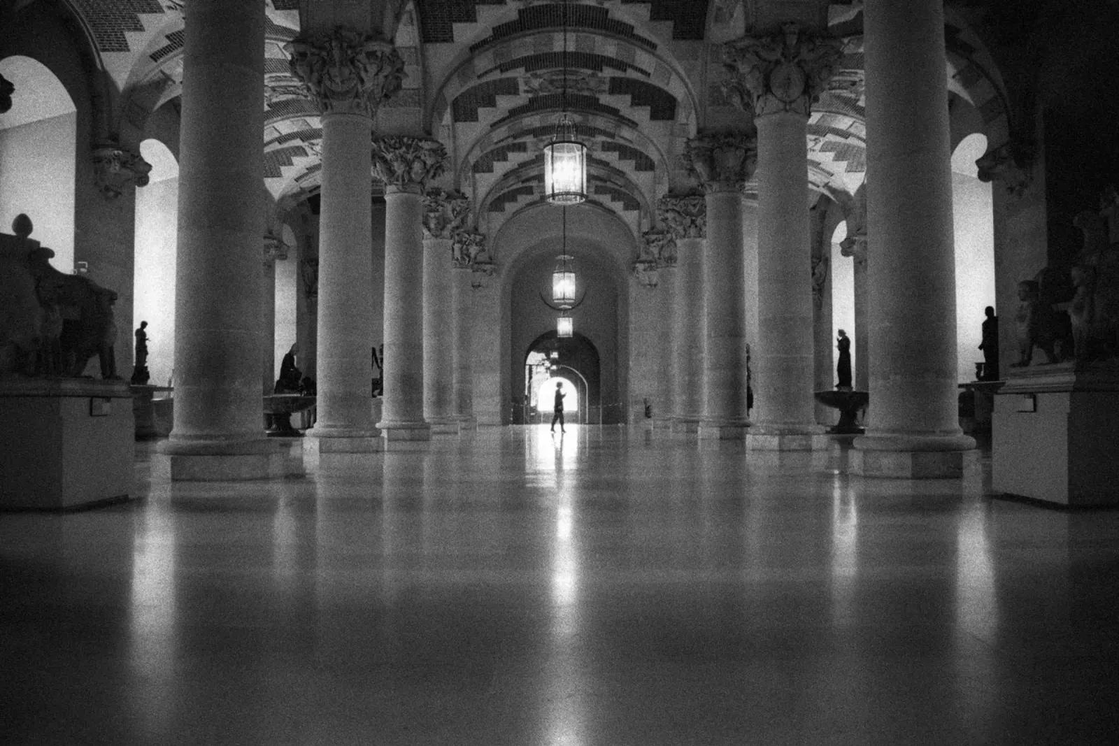 Persi all'interno del Louvre poster da Tal Paz-Fridman