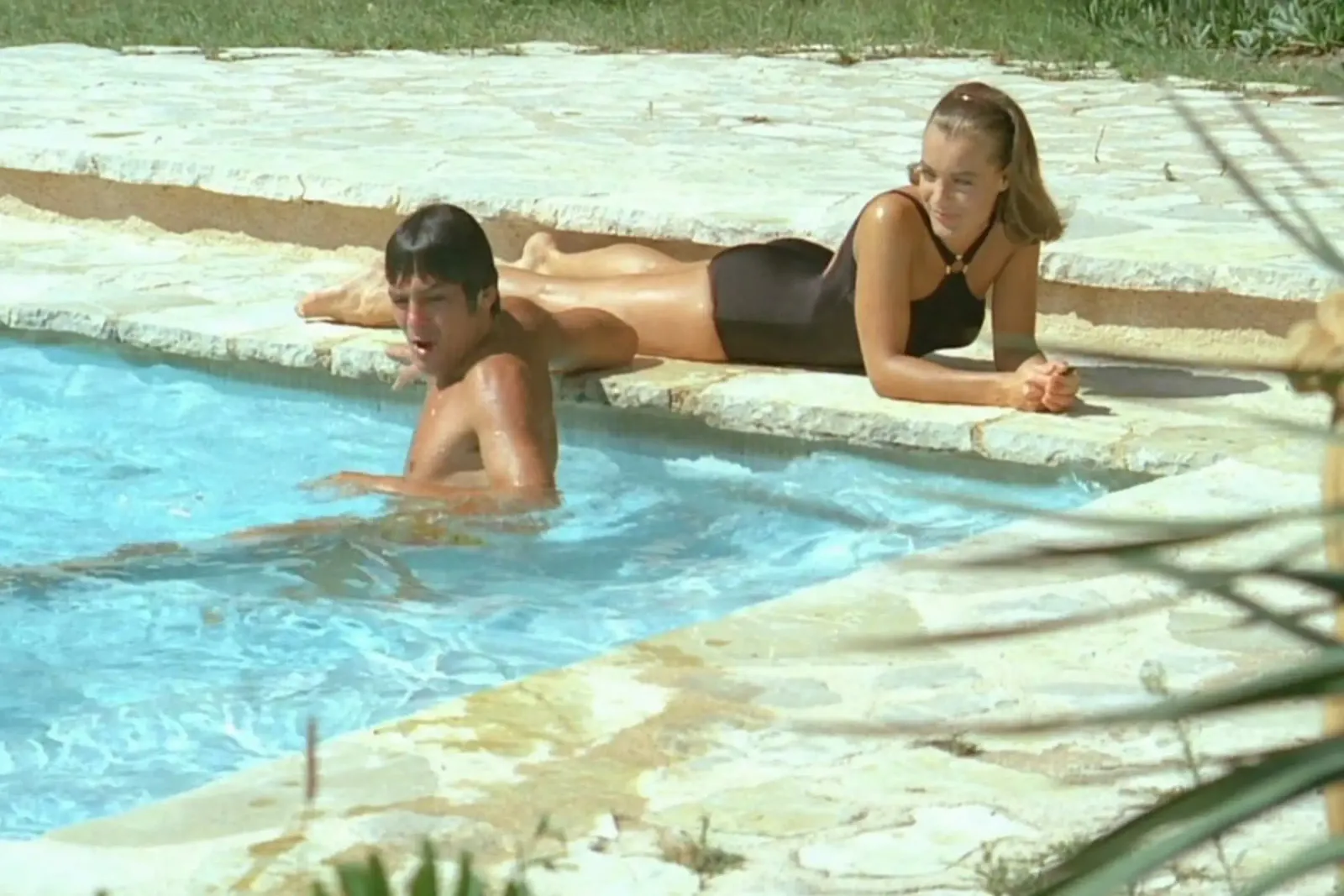 Romanticismo a bordo piscina La Piscine poster con telaio in legno da Queenshop