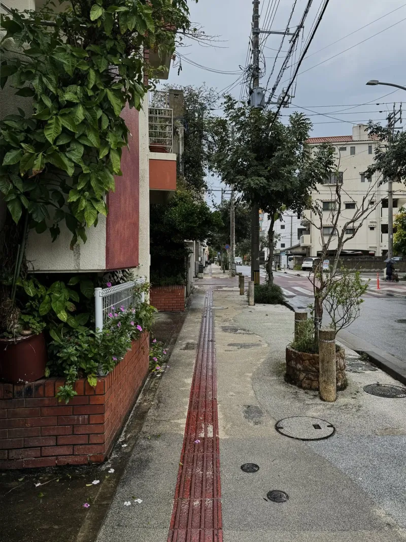 Strada vuota a Naha, Okinawa plexiglass da byrieneke