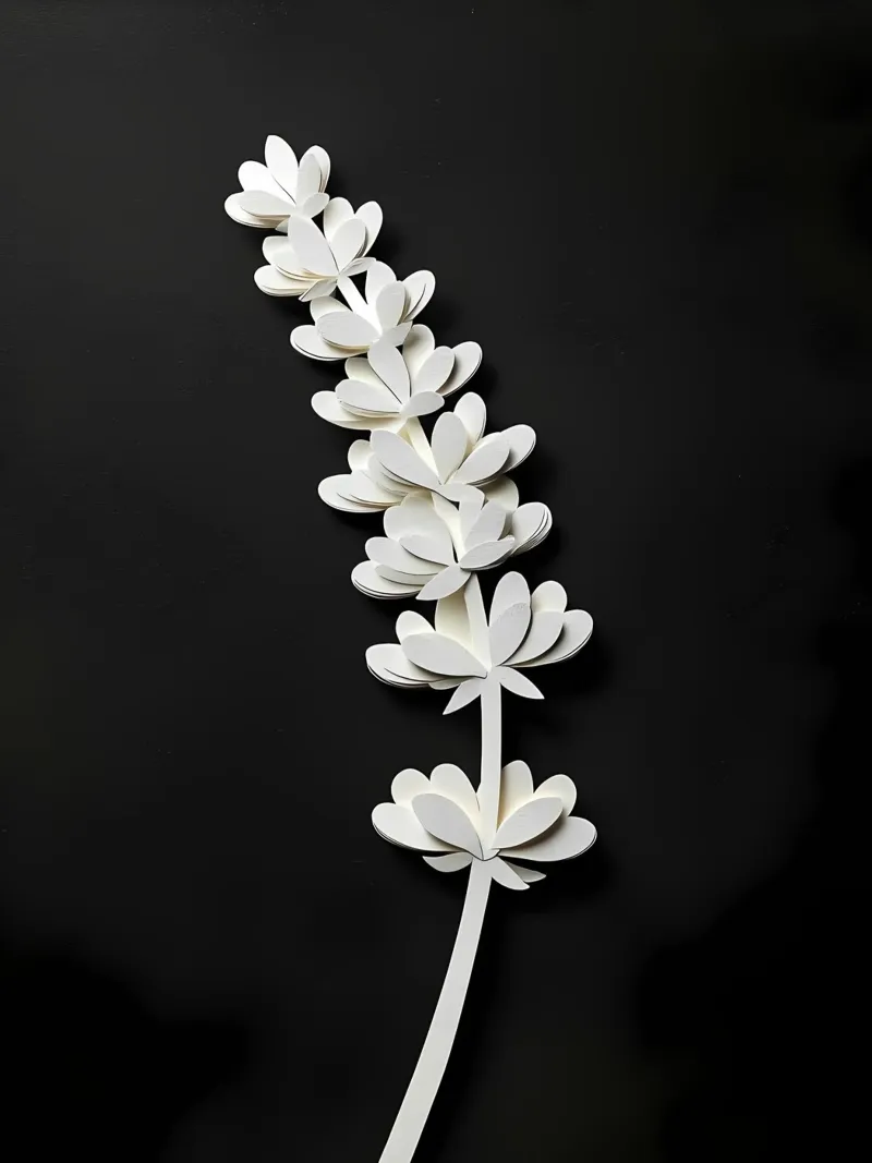 Carta da taglio con fiori bianchi poster con telaio in legno da Papercut Gallery