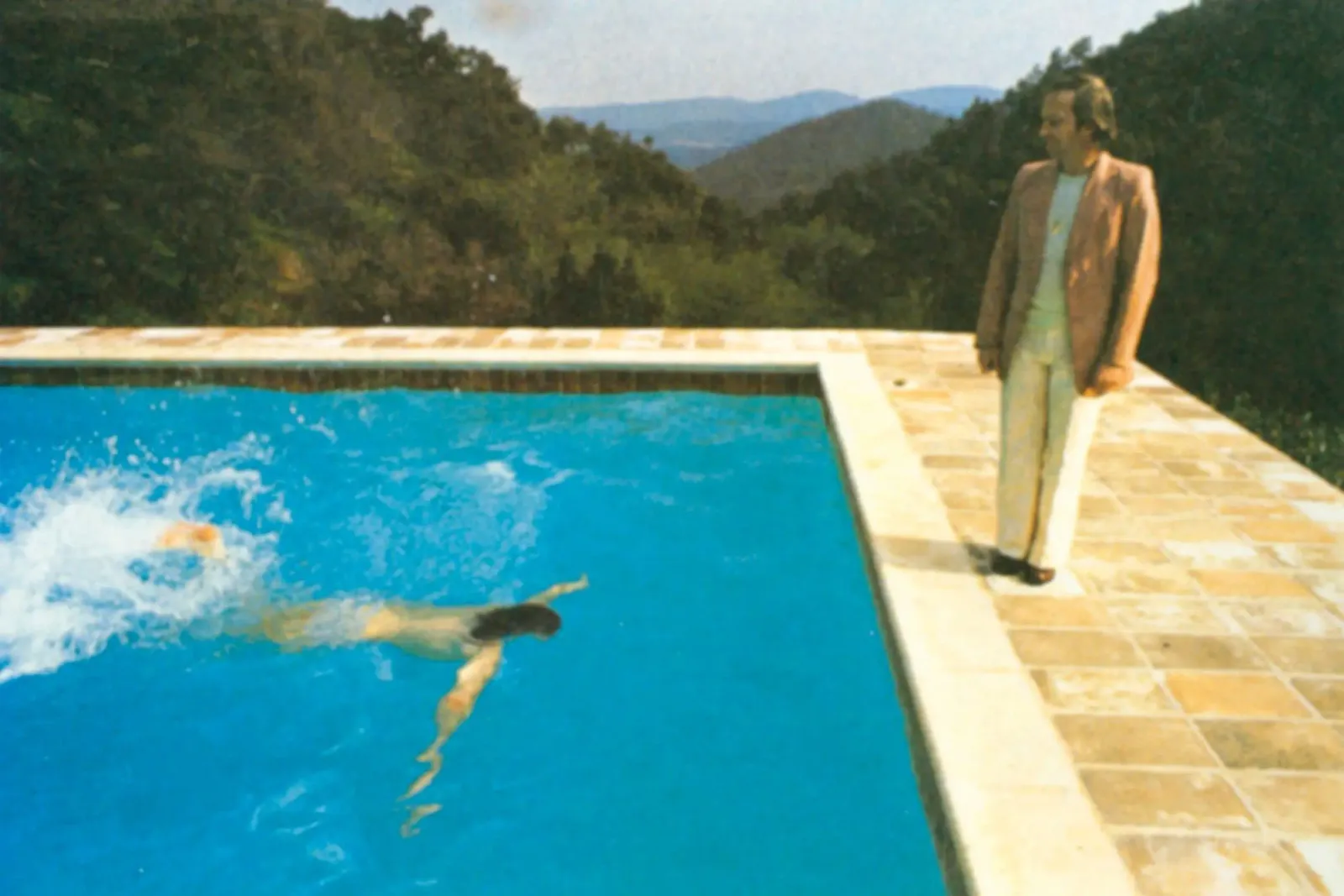 Ritratto in piscina con due figure carta hahnemühle da martina