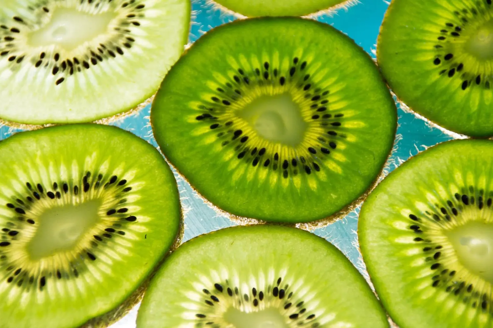 Gioco di luci Kiwi poster da StillVibe Home