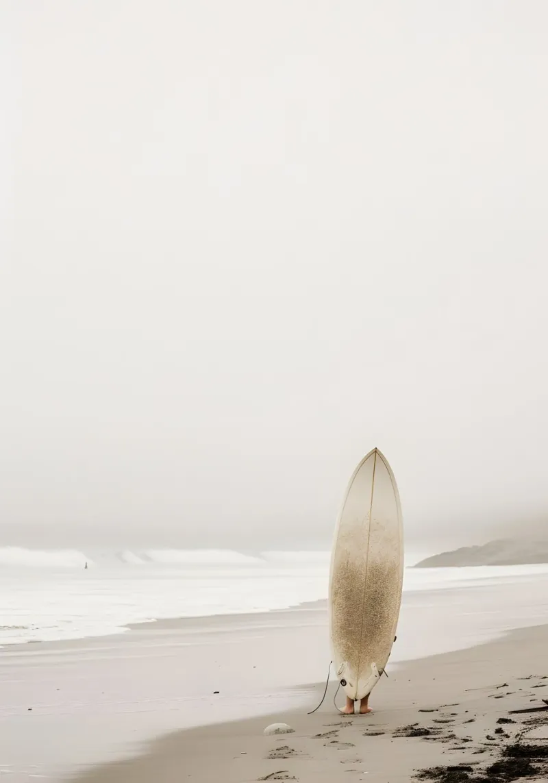 Planche de surf sur une plage brumeuse Affiche minimaliste côtière poster de dawnthesea
