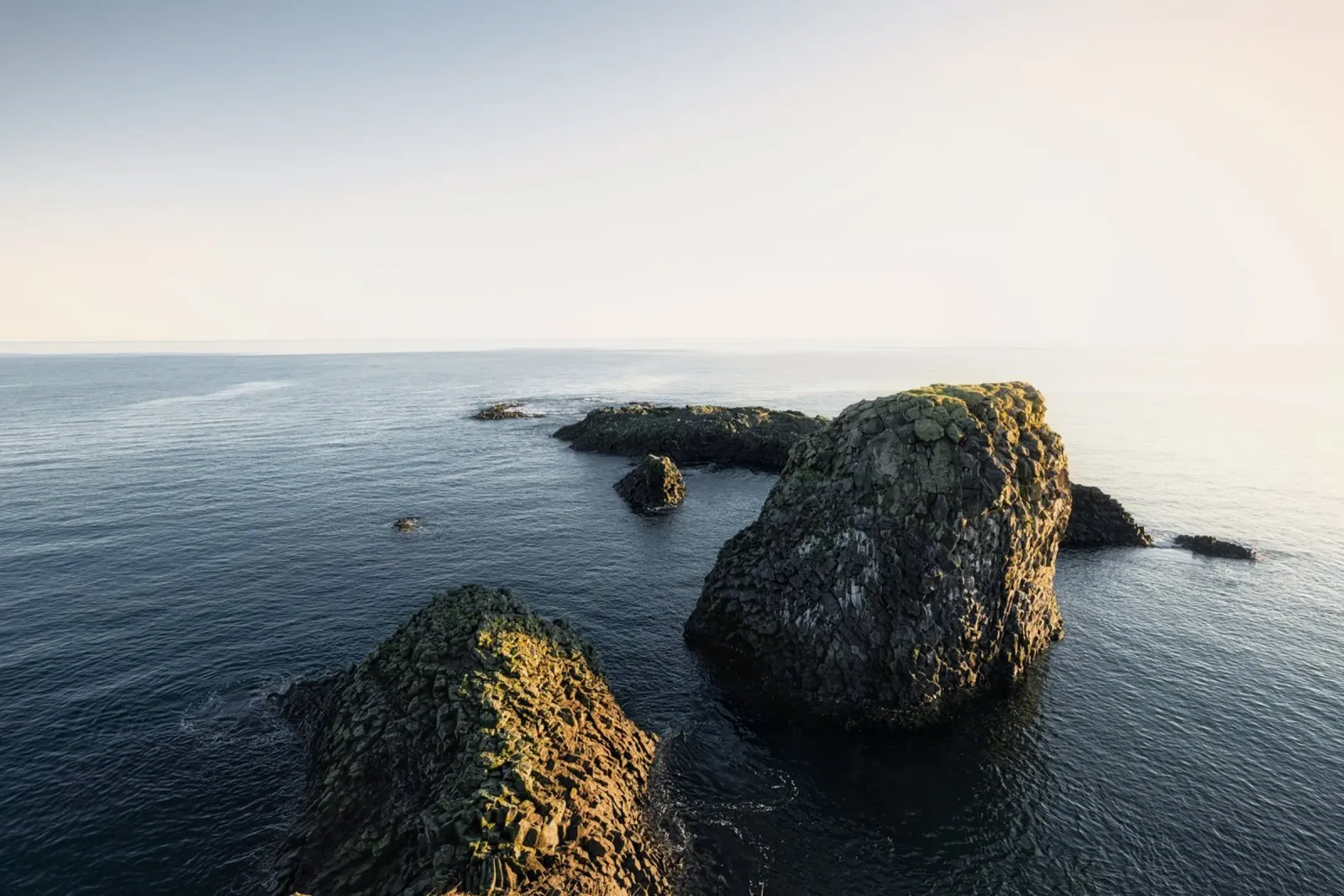Rocce nell'oceano pellicola backlit da thetraveller