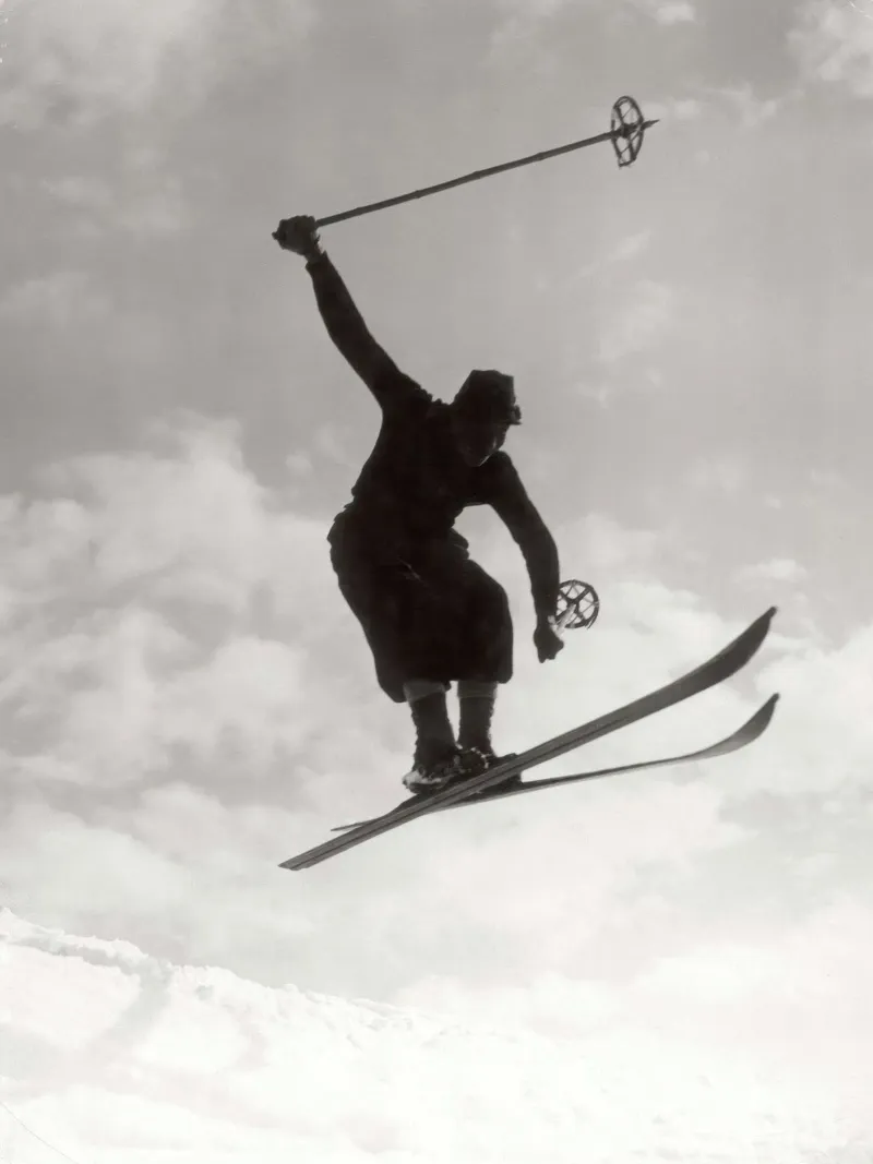 Saltare con gli sci d'epoca pellicola backlit da charles loy