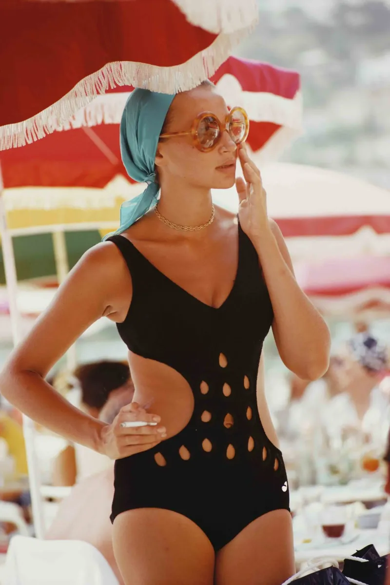 vrouw in een uitgesneden badpak in Monte Carlo - Slim Aarons canvas van aronsphoto