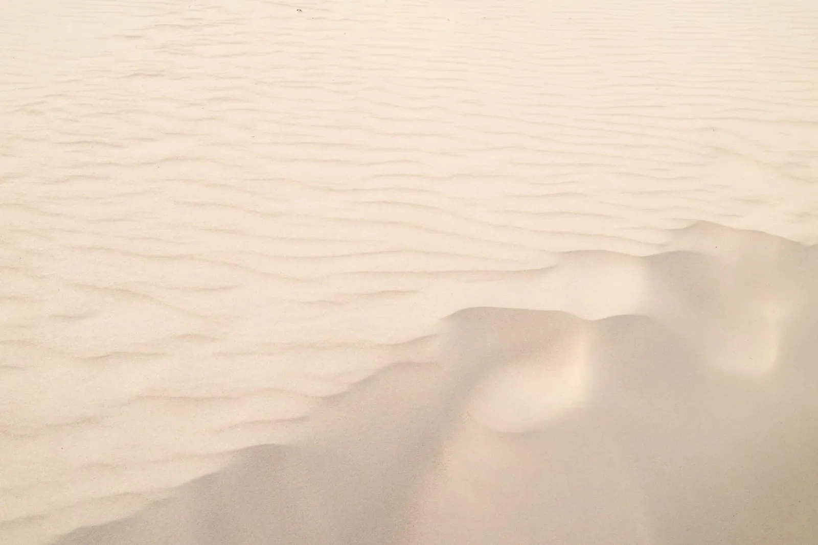 deserto di sabbia poster con telaio in plastica da Earthly Visions