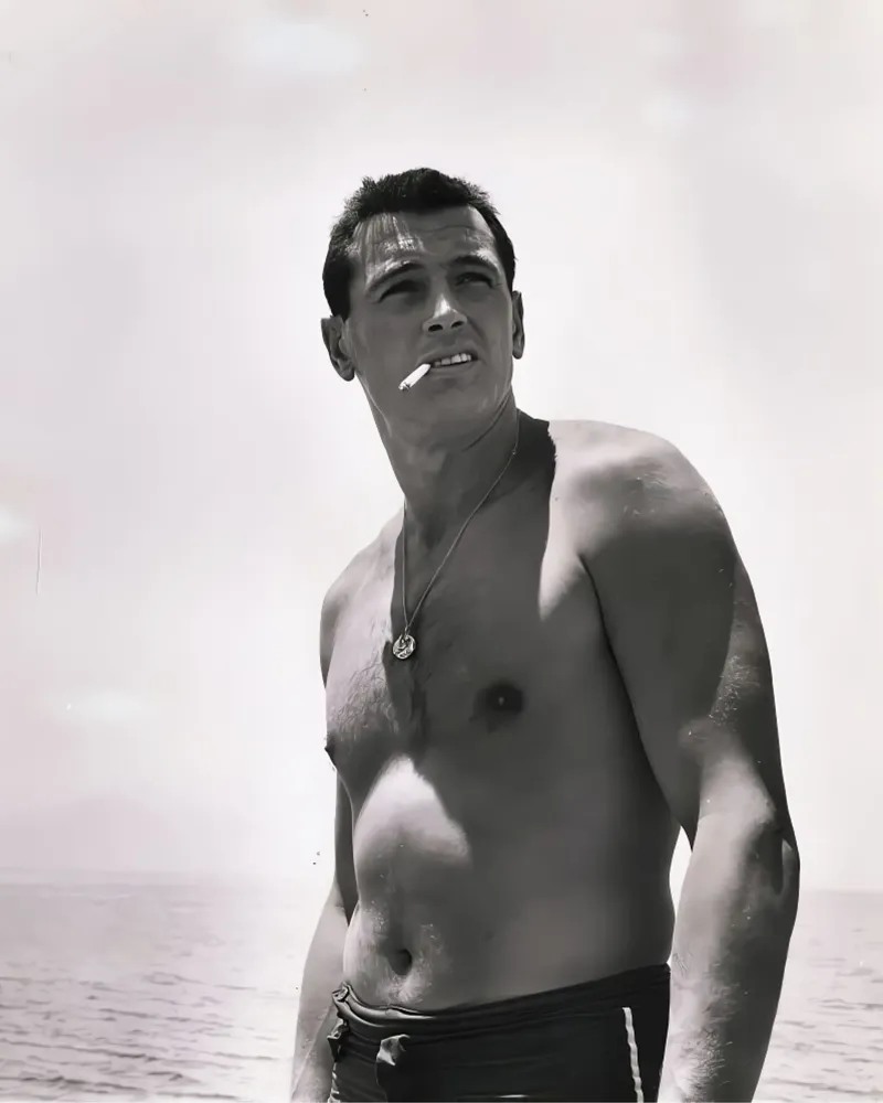 Rock Hudson fuma una sigaretta sulla spiaggia nel 1940 pellicola backlit da jo shop