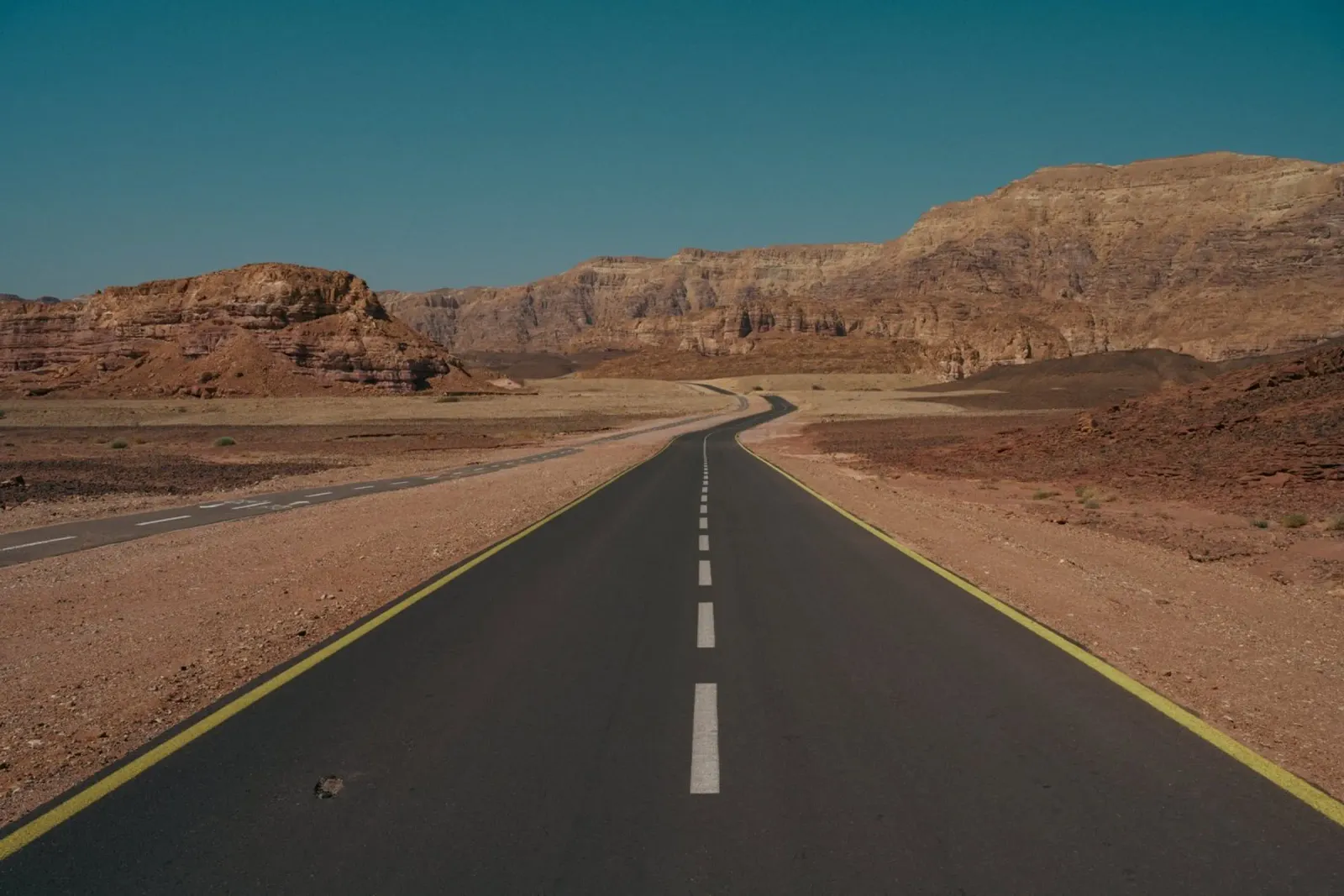 Desert Road #2 poster con telaio in plastica da Tal Paz-Fridman