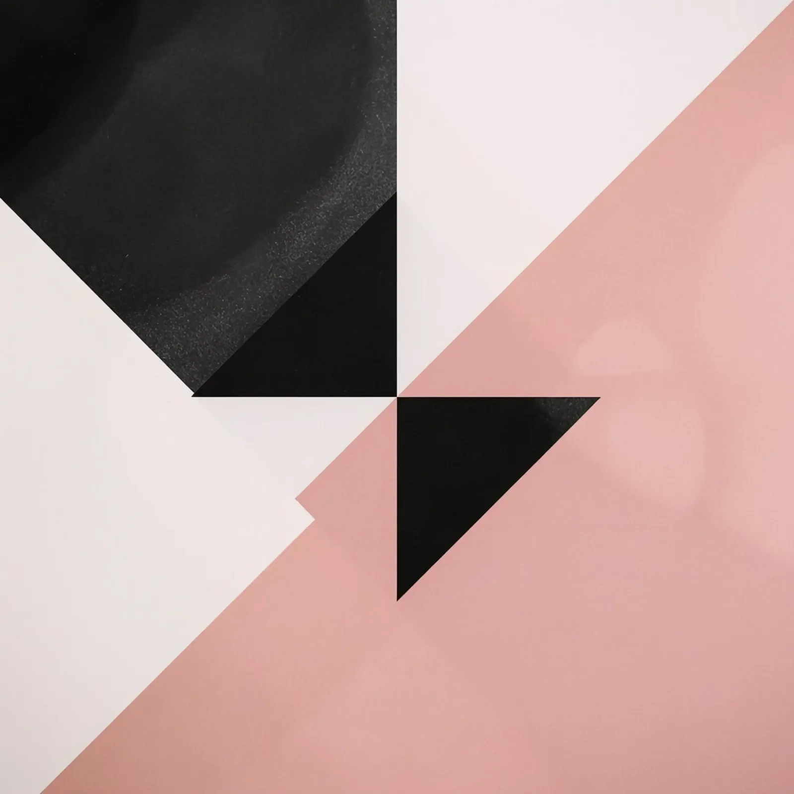 Immagine astratta di nero triangoli semicerchio rosa e bianco poster con telaio in plastica da DesignDoodle