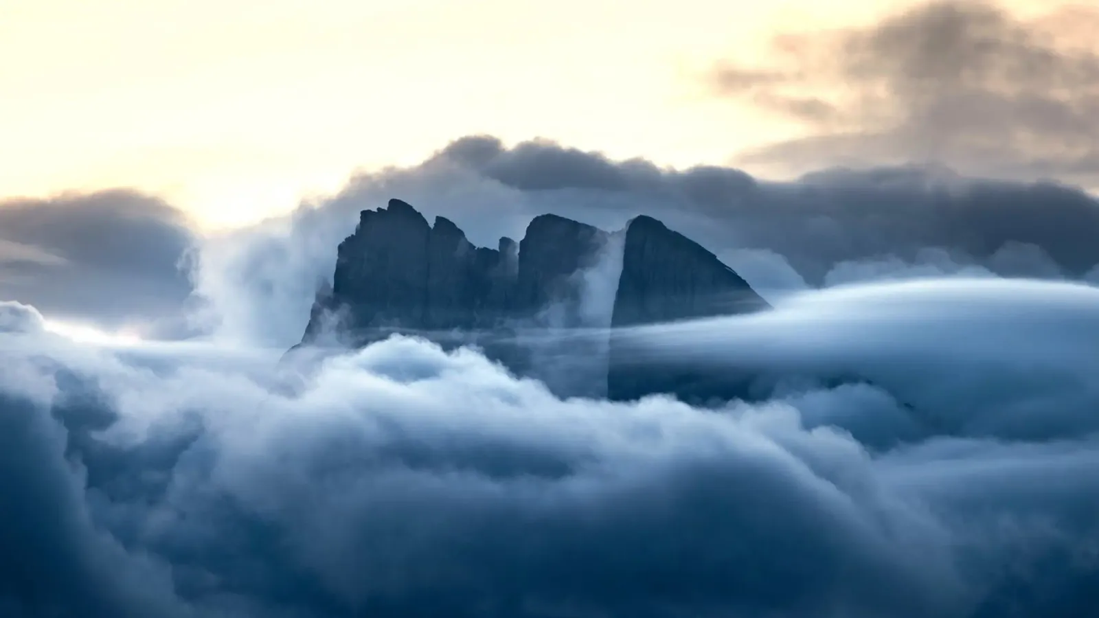 nuvole di montagna poster con telaio in plastica da Earthly Visions