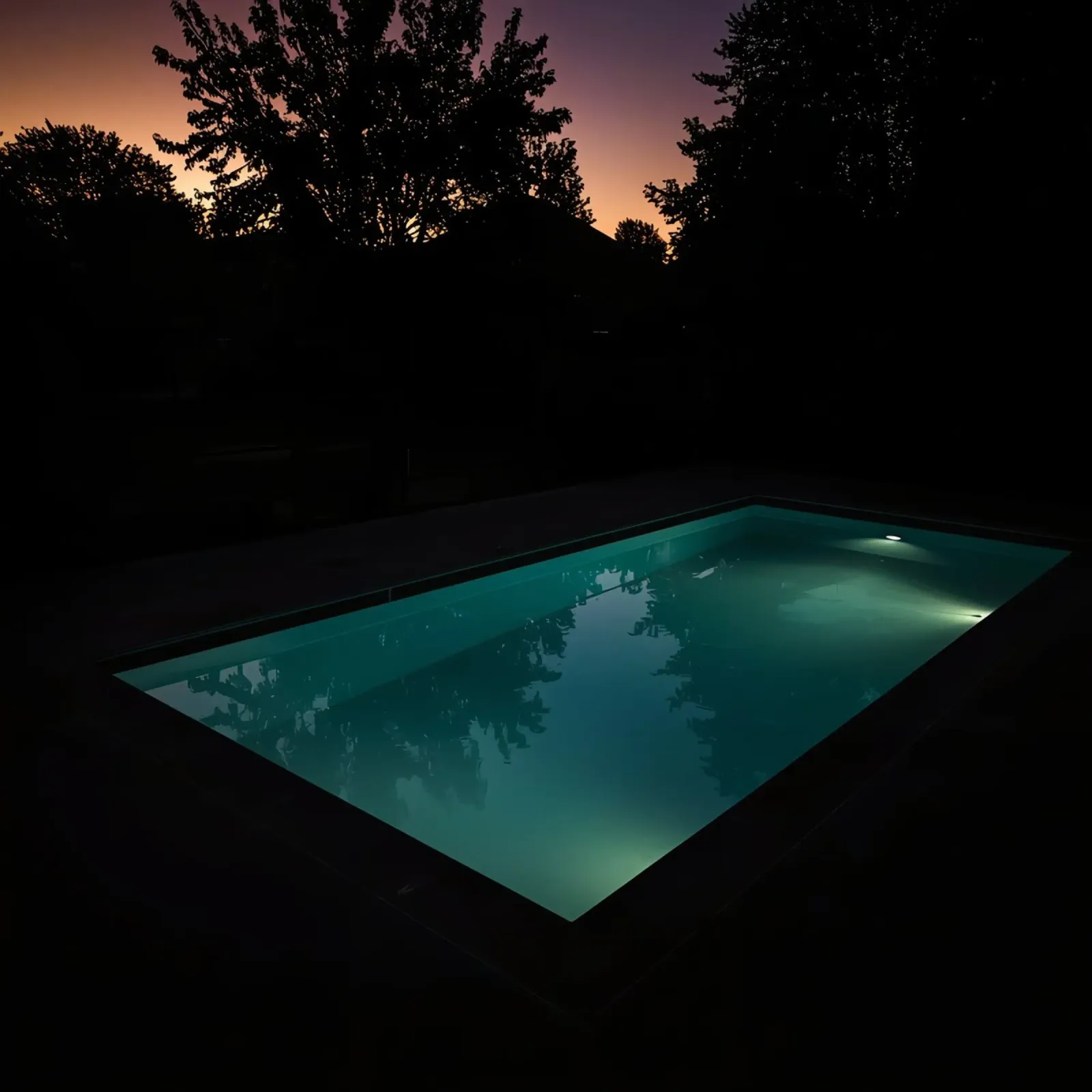 Piscina illuminata di notte con cielo crepuscolare poster da DesignDoodle