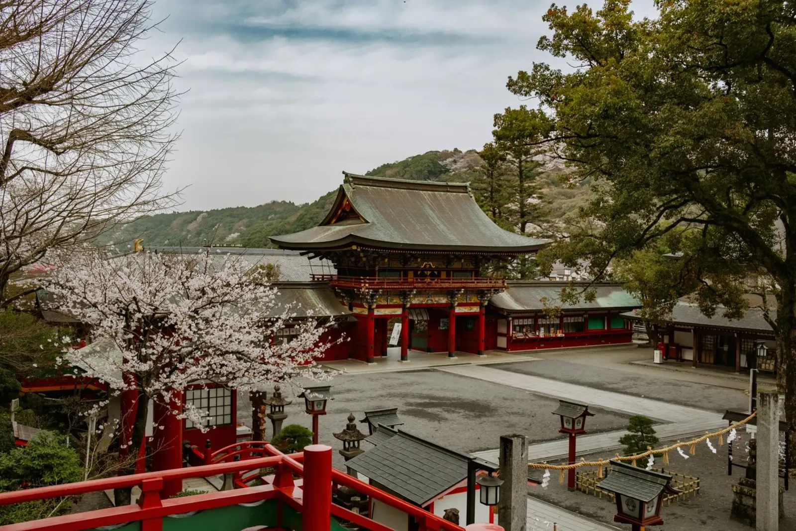 Santuario giapponese di Inari a Kyushu poster con telaio in legno da Marcel Bisig