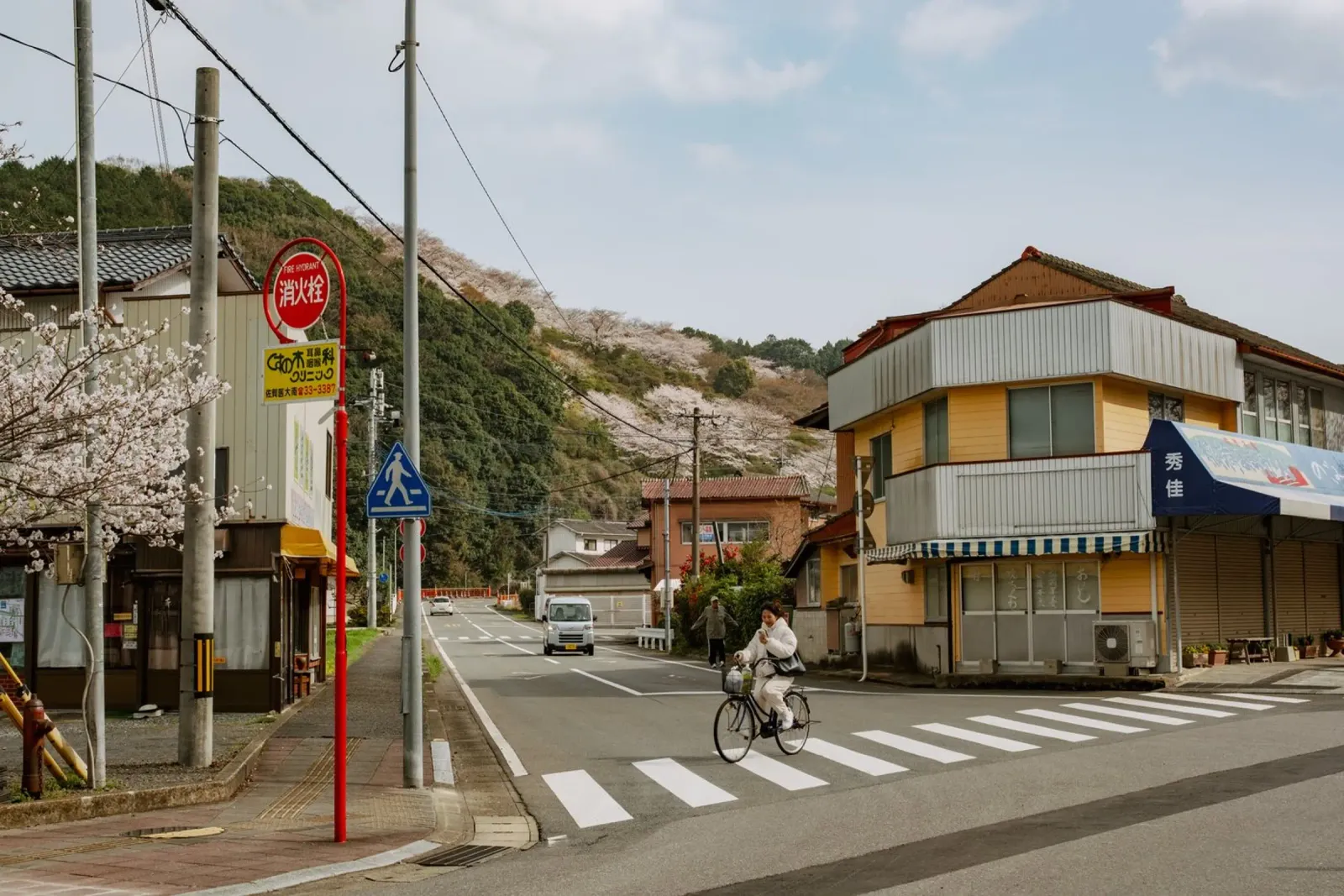 Scena di strada di una piccola città giapponese poster con telaio in legno da Marcel Bisig