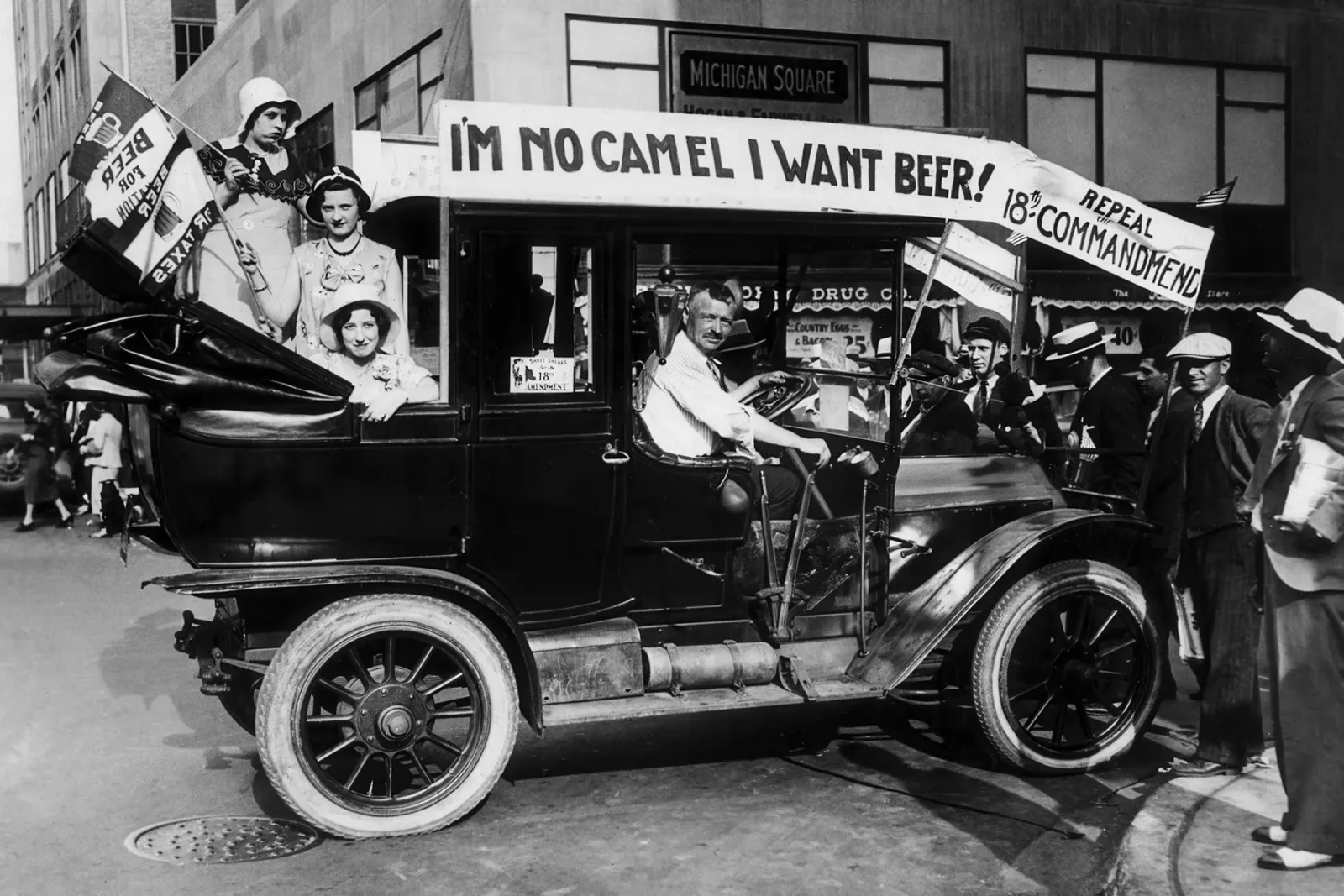 Prohibition, voiture à bière, photo ancienne en noir et blanc poster de Vibrant Vintage Prints