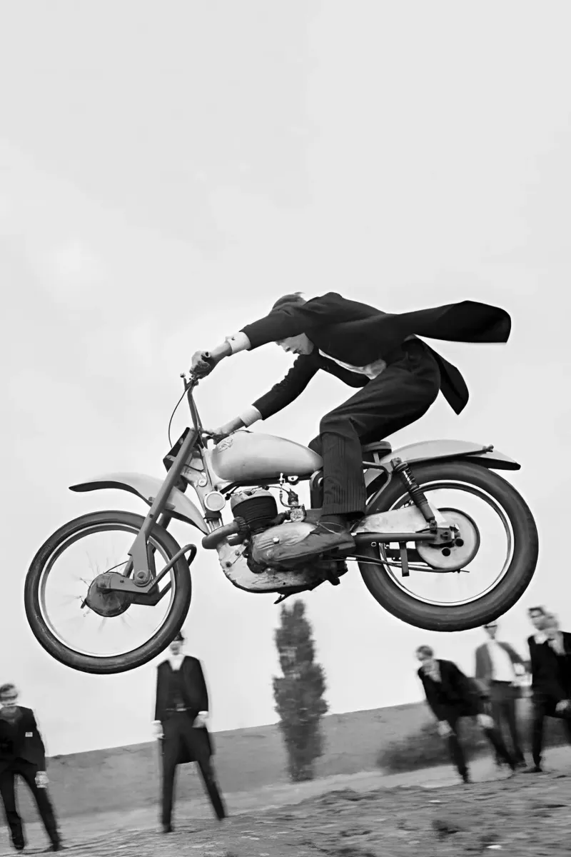 Salto in moto, foto d'epoca in bianco e nero poster con telaio in legno da Vibrant Vintage Prints