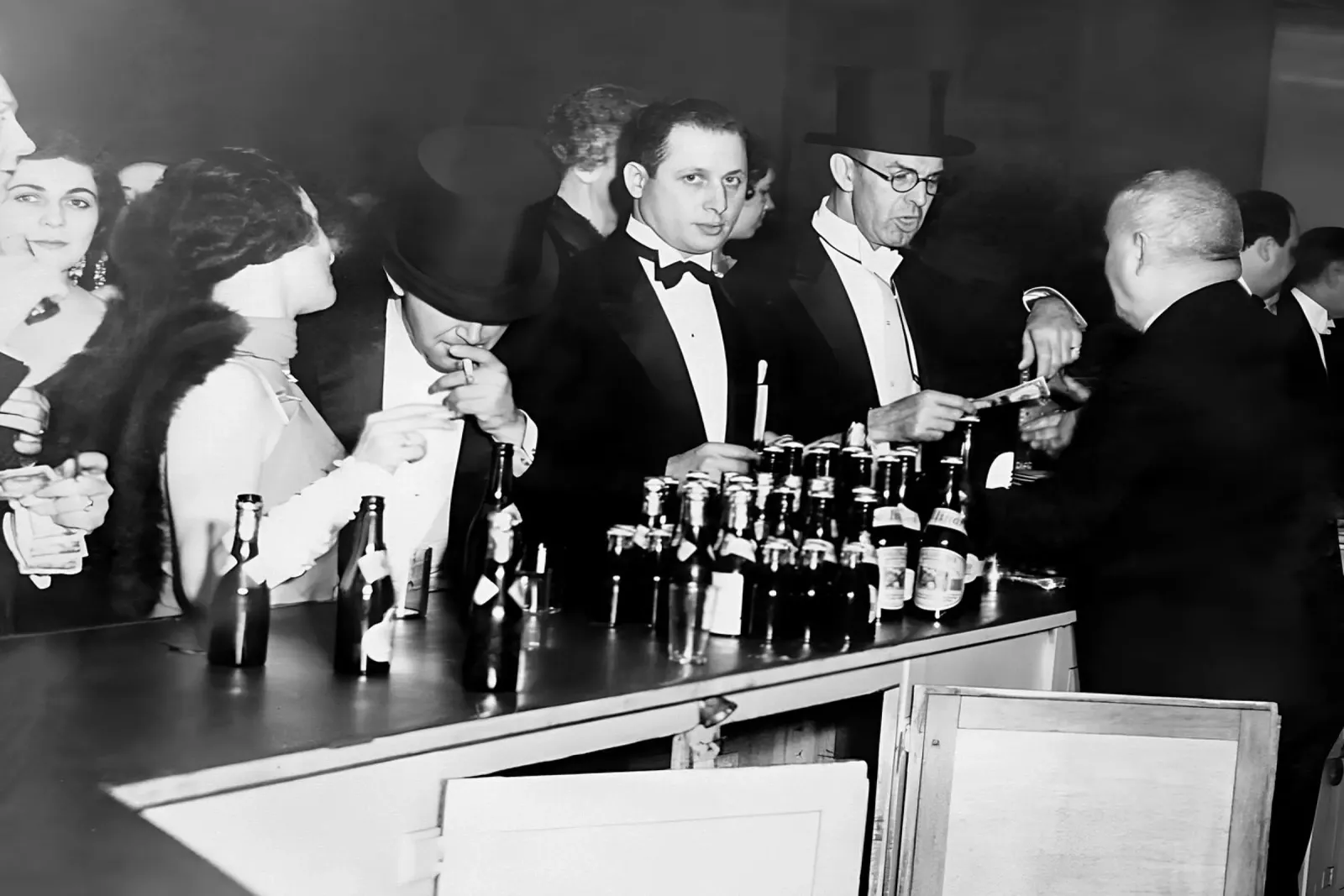Prohibition, clients au bar, photo ancienne en noir et blanc poster de Vibrant Vintage Prints