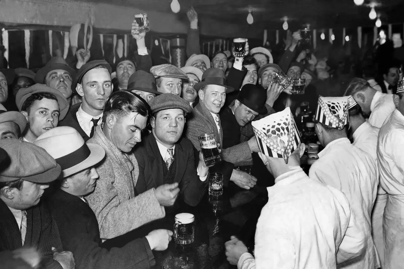 Prohibition, clients au bar, photo ancienne en noir et blanc poster avec cadre en bois de Vibrant Vintage Prints