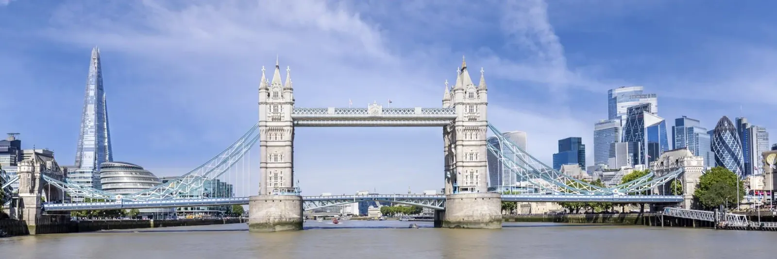L'unico Tower Bridge in un panorama moderno della città poster con telaio in legno da Melanie Viola