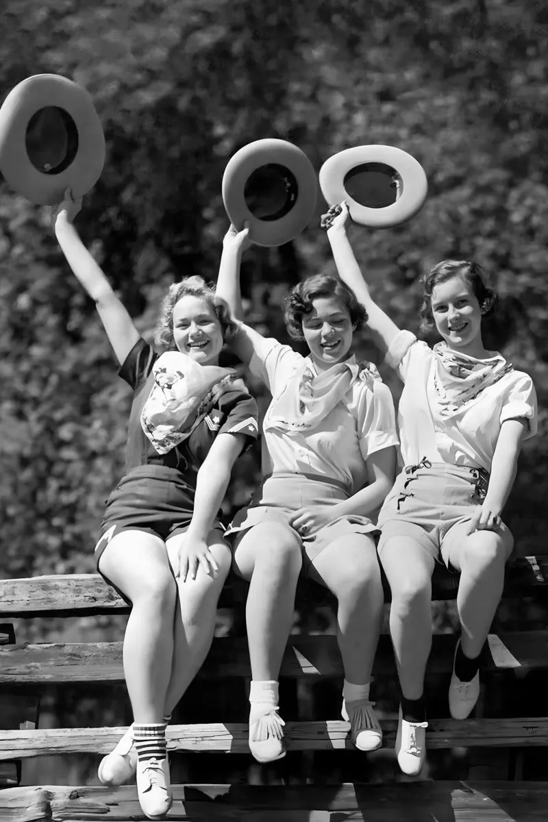 Cowgirls seduti sul recinto, occidentale in bianco e nero vecchia foto poster con telaio in alluminio da Vibrant Vintage Prints