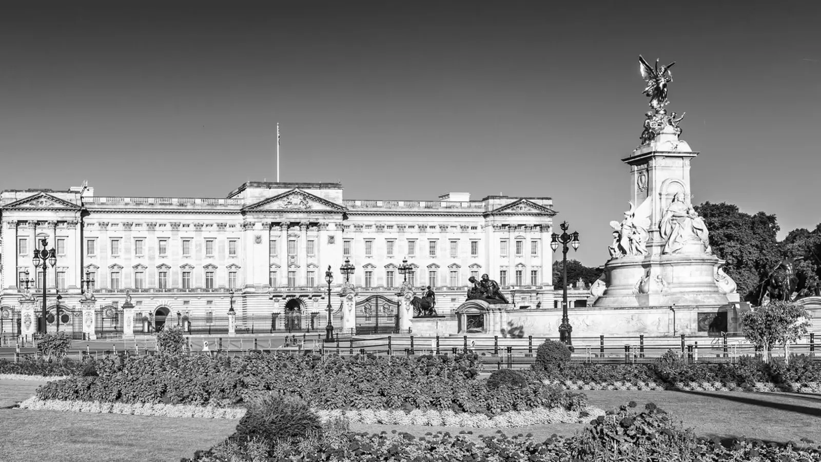 Sommer am Buckingham Palace - Panorama in zwart-wit canvas met Baklijst van Melanie Viola