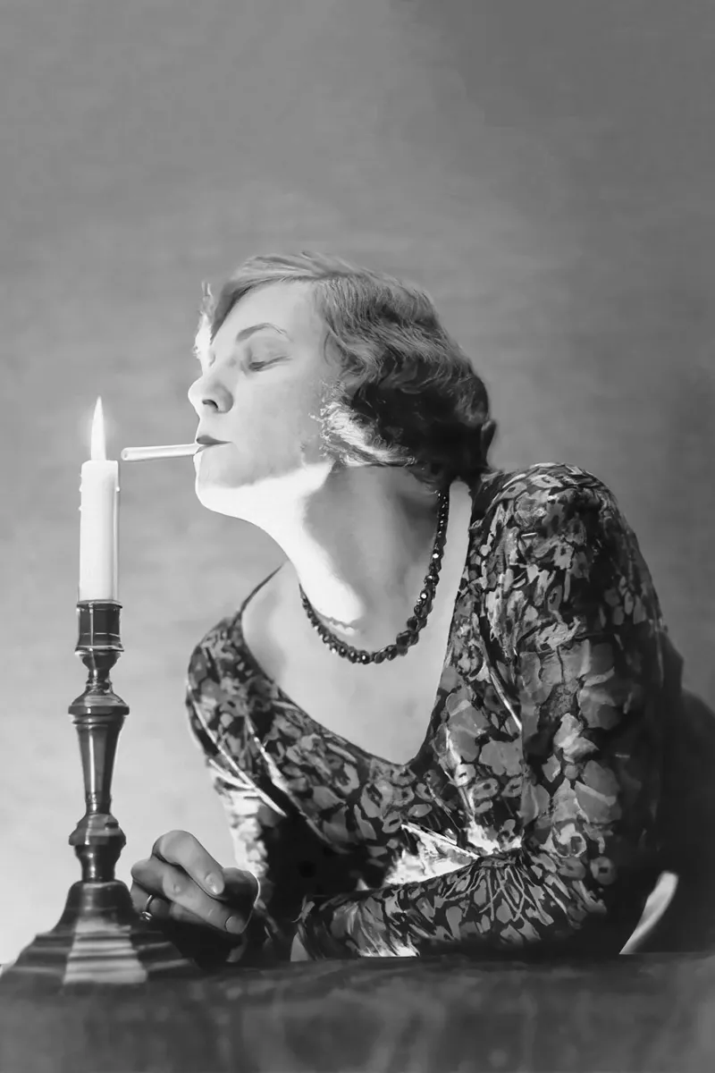 Femme allumant une cigarette avec une bougie, photo en noir et blanc toile avec Caisse américaine de Vibrant Vintage Prints