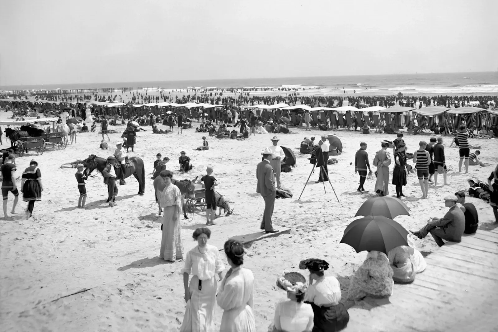 Plage victorienne, photo ancienne en noir et blanc poster de Vibrant Vintage Prints