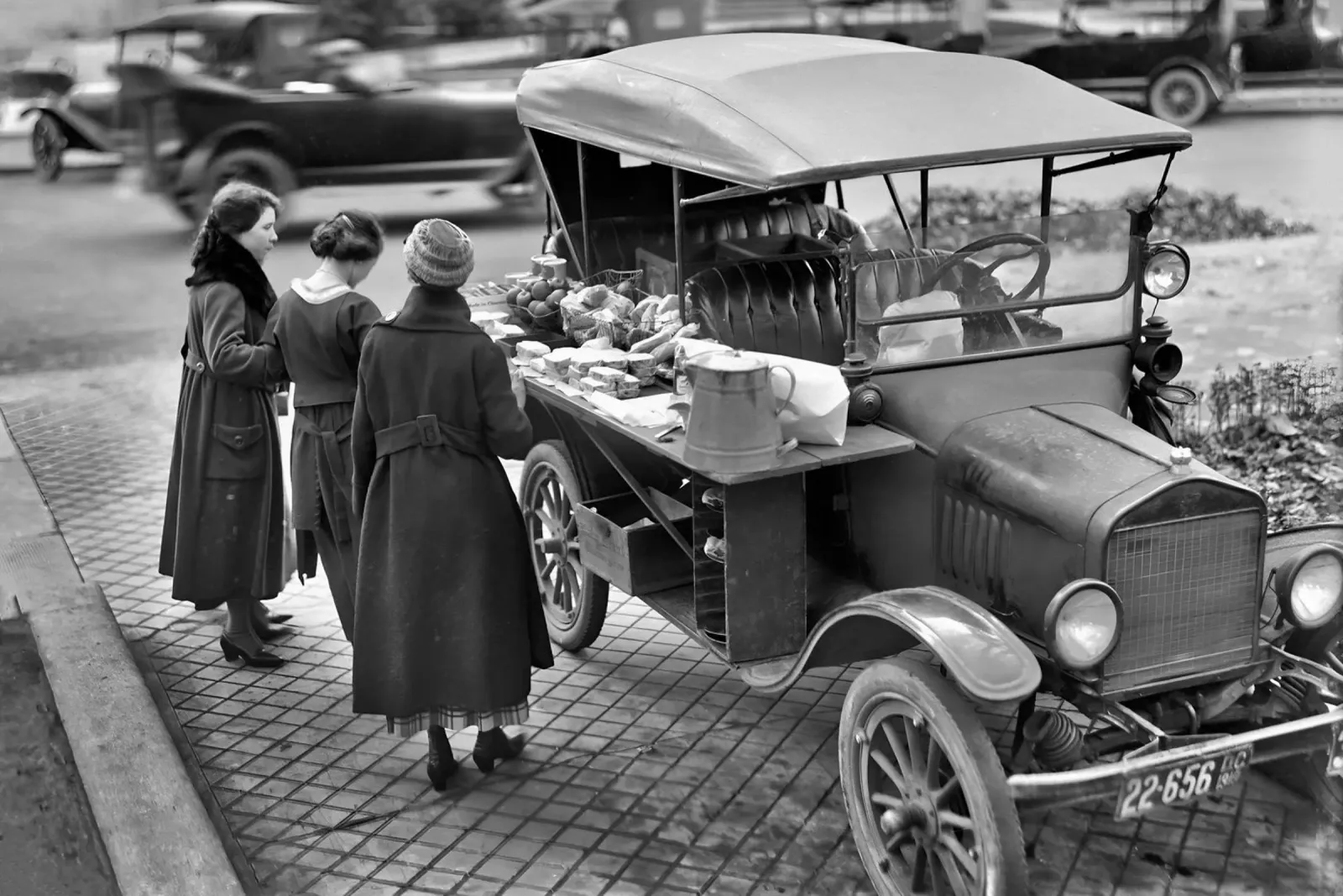 Camioncino, foto d'epoca in bianco e nero poster con telaio in legno da Vibrant Vintage Prints