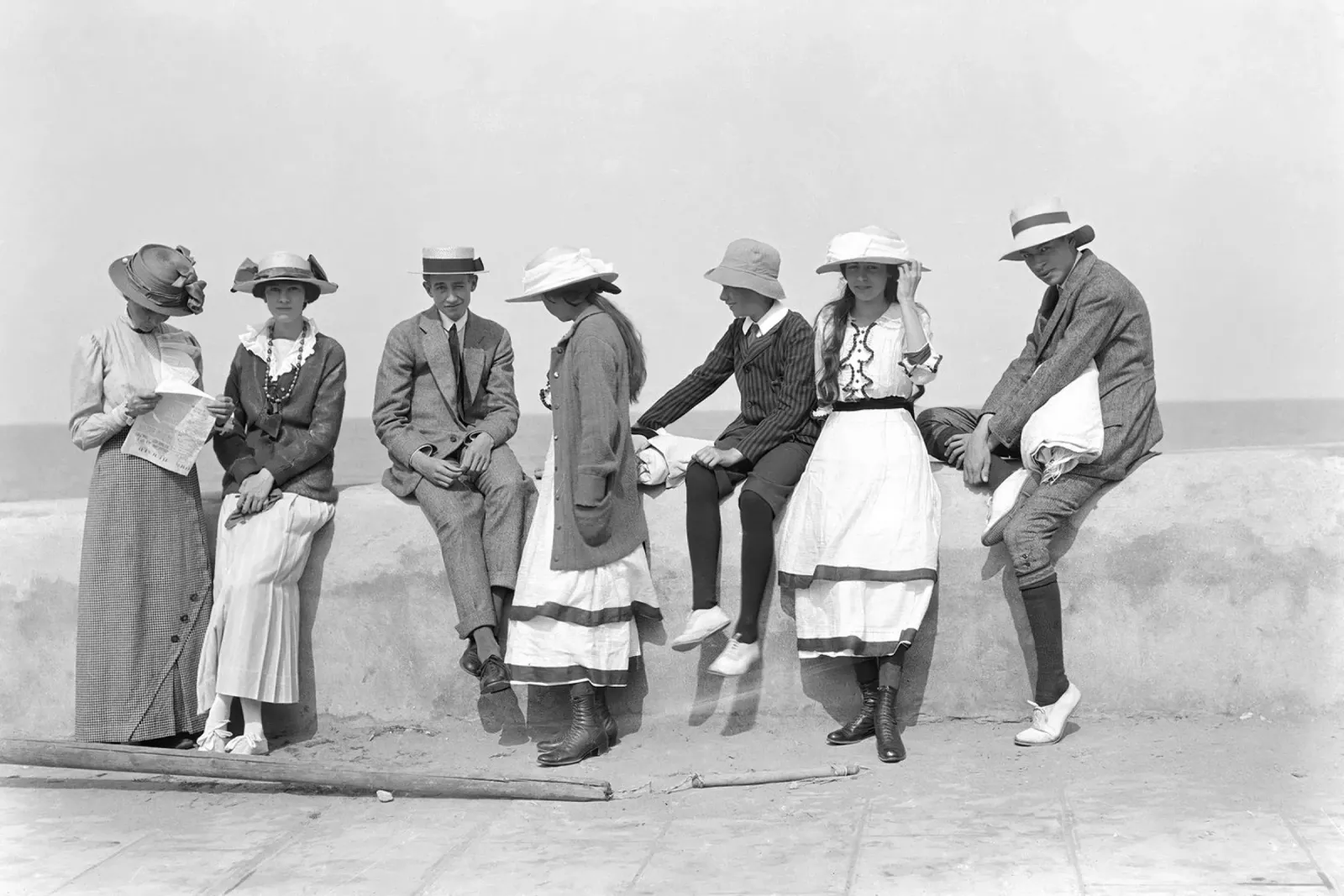 Jeunes gens en train de s'amuser en France, photo ancienne en noir et blanc poster avec cadre en bois de Vibrant Vintage Prints