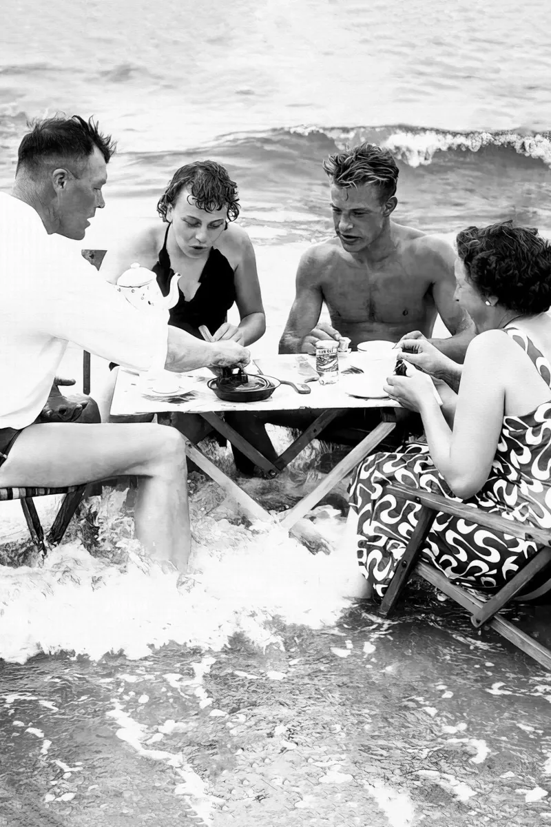 Fête du thé sur la plage, photo ancienne en noir et blanc toile avec Caisse américaine de Vibrant Vintage Prints