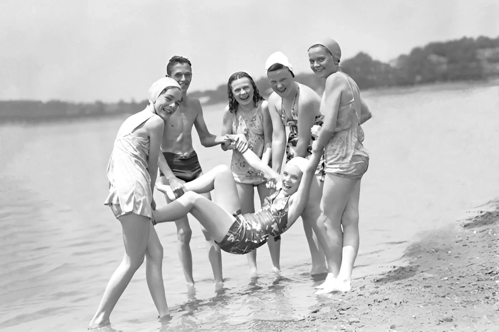 Amici che si divertono in spiaggia, foto vecchia in bianco e nero poster da Vibrant Vintage Prints