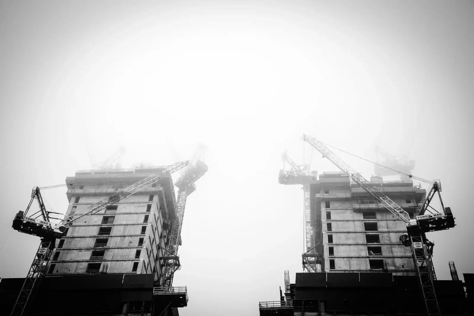 Nebbia su Tel Aviv II pellicola backlit da Tal Paz-Fridman