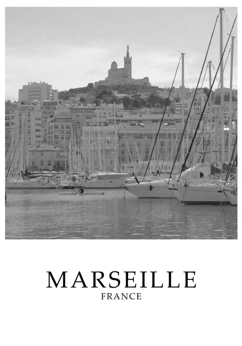 Marsiglia Francia Scena di città in scala di grigi poster con telaio in alluminio da Charnwood Prints