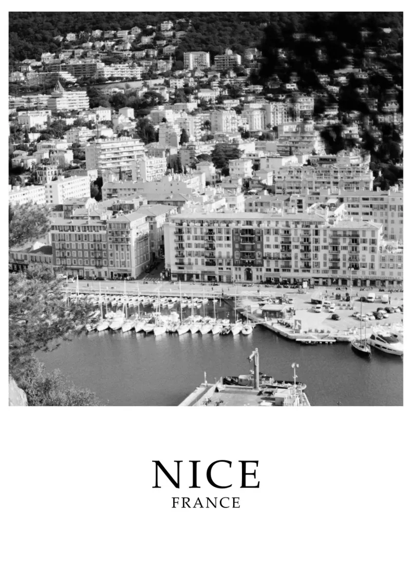 Nizza, Francia, lungomare: scena in scala di grigi poster con telaio in alluminio da Charnwood Prints