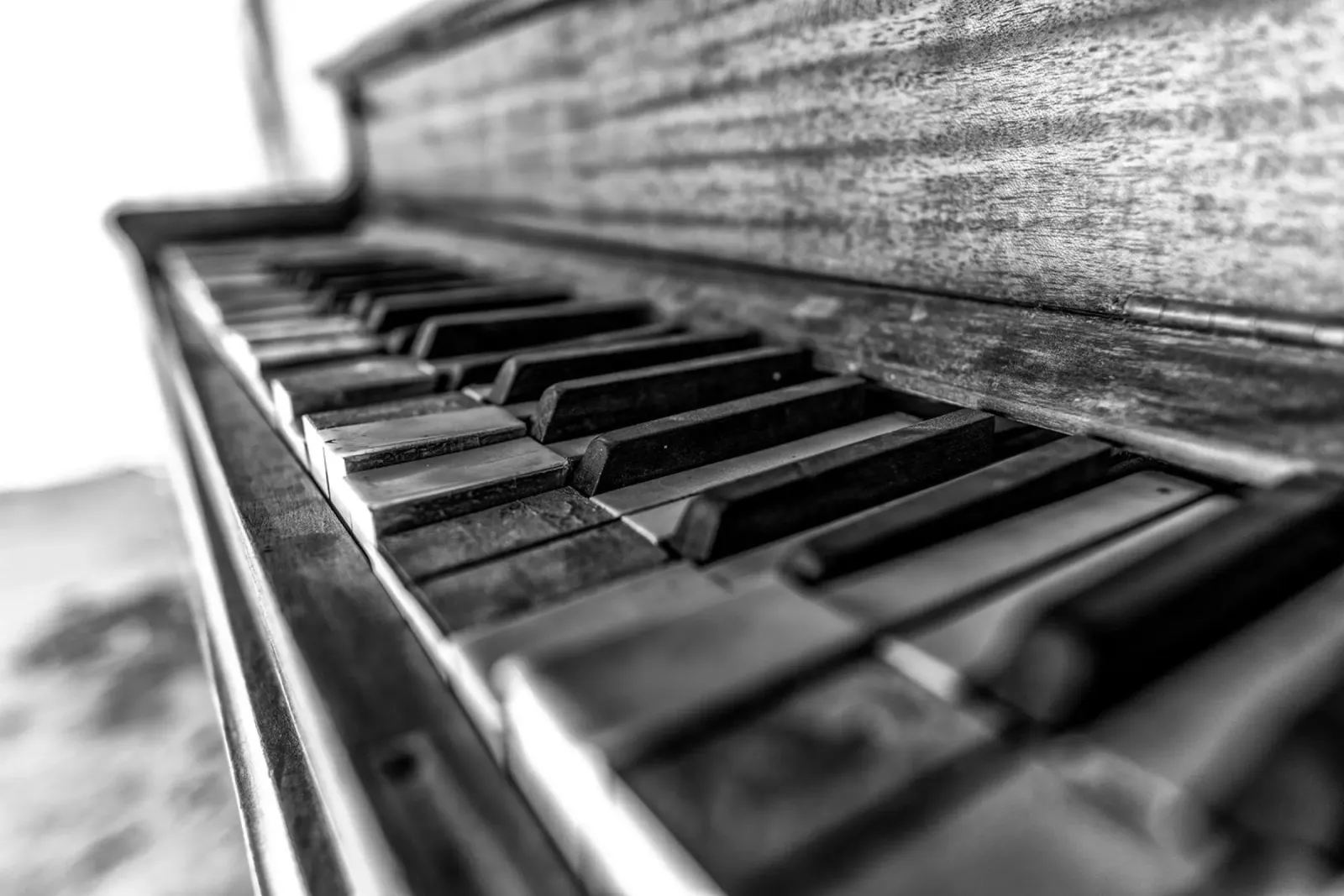 Vecchio pianoforte in bianco e nero poster con telaio in plastica da anderm