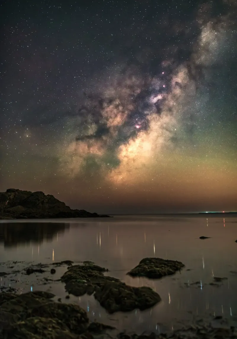 cielo notturno via lattea poster con telaio in legno da Earthly Visions