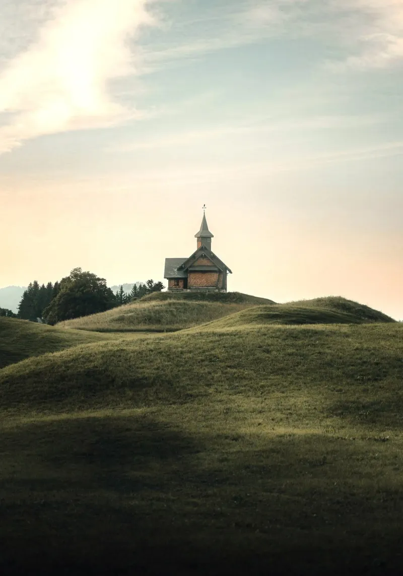 collina della cappella poster con telaio in alluminio da Earthly Visions