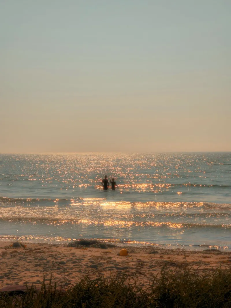 spiaggia oceano poster con telaio in alluminio da Earthly Visions
