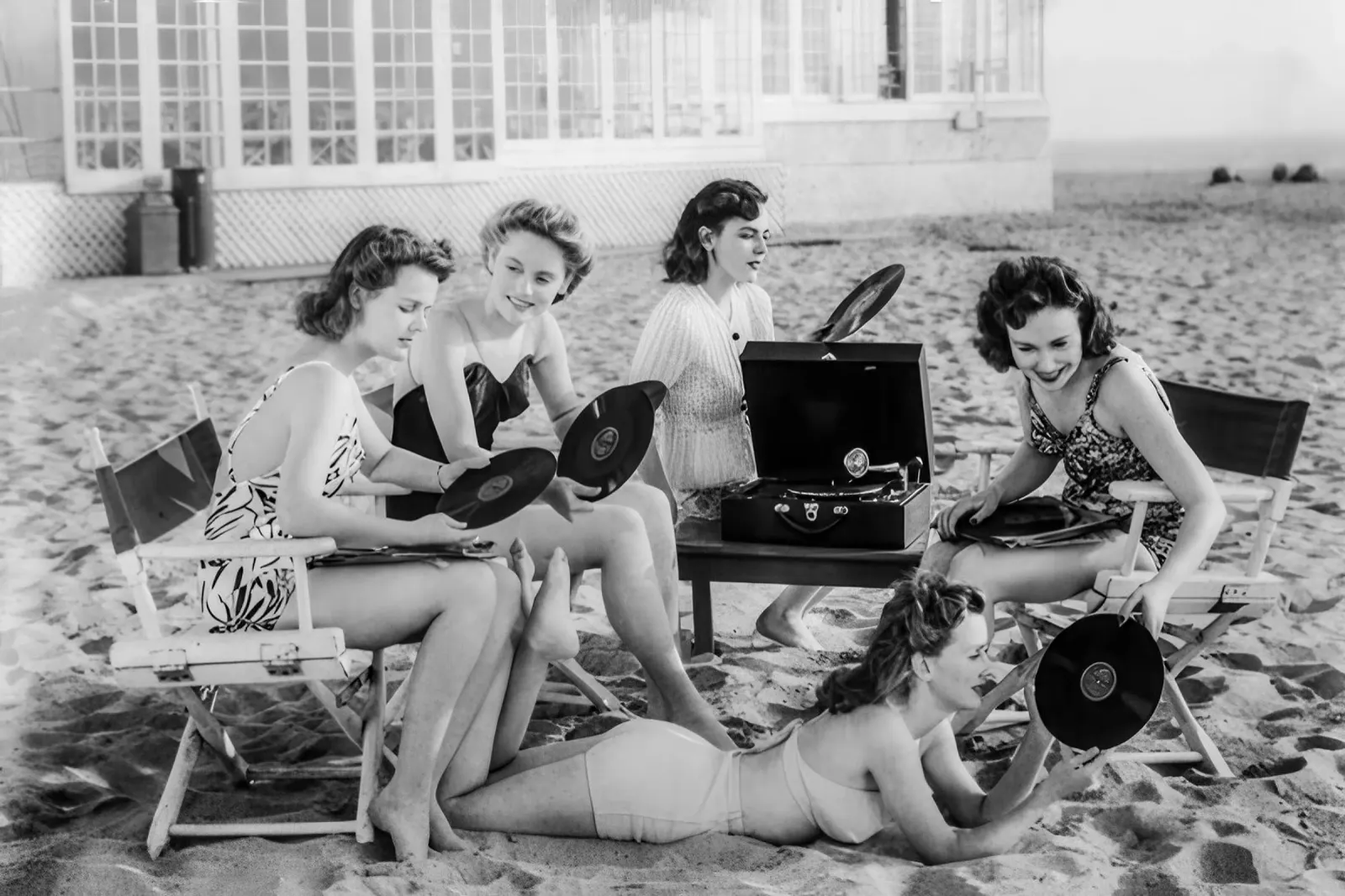 Donne che giocano a dischi sulla spiaggia, foto vecchia in bianco e nero poster da Vibrant Vintage Prints