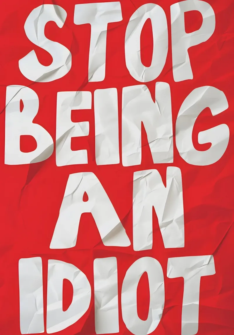 STOP BEING AN IDIOT poster con telaio in legno da Type & Tape