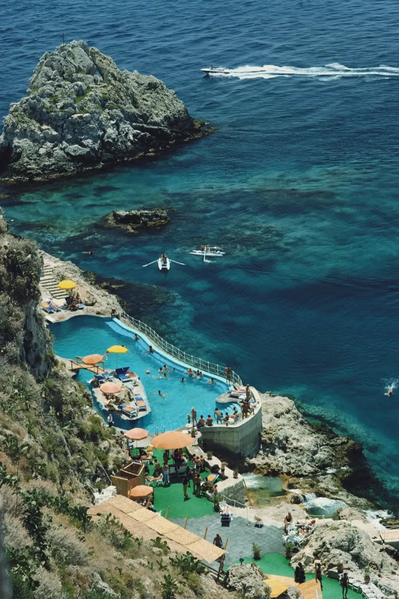 Hotel Taormina Pool, Sicily 1975 - Slim Aarons poster con telaio in legno da GEOLOG