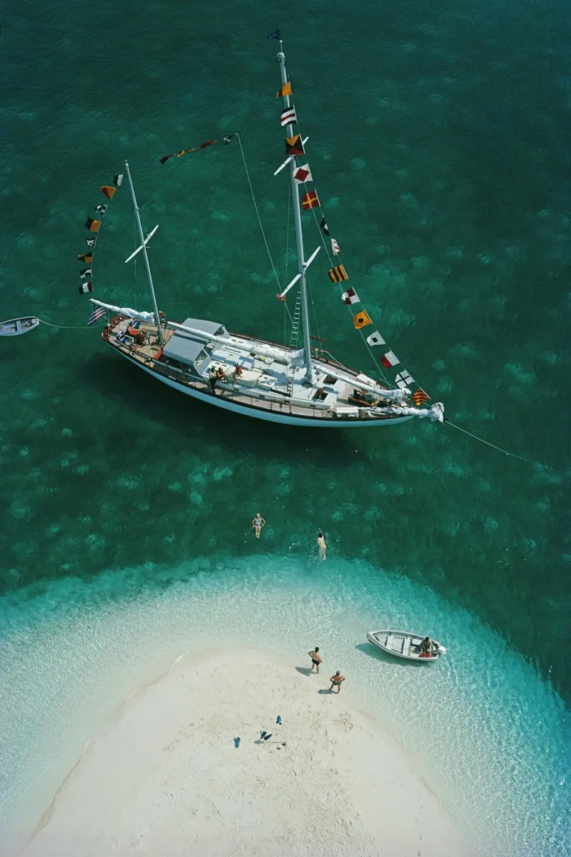 Exuma Holiday - Slim Aarons poster con telaio in alluminio da GEOLOG