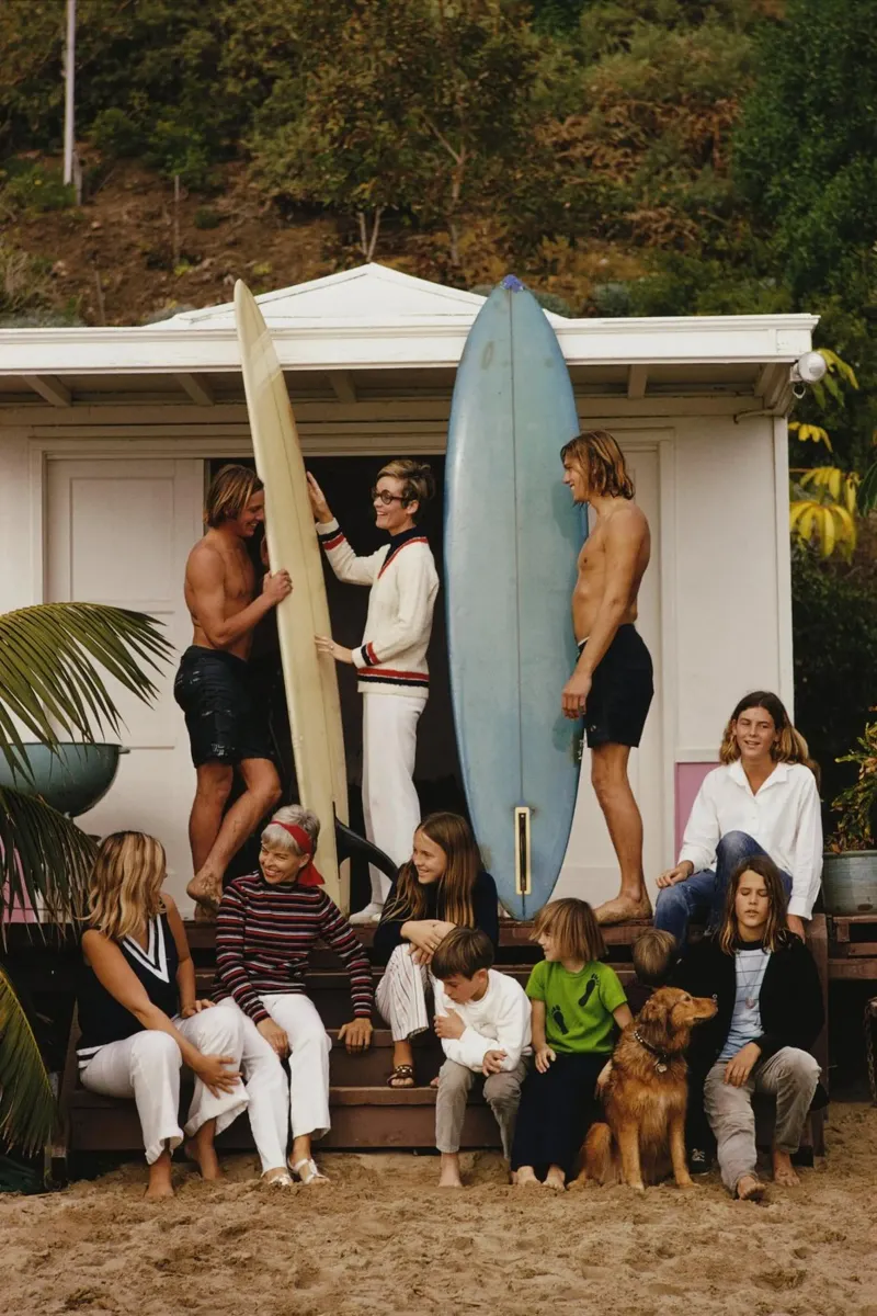 Laguna Beach Surfers - Slim Aarons poster con telaio in legno da GEOLOG