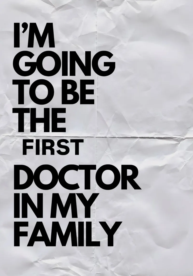 I'M GOING TO BE THE FIRST DOCTOR IN MY FAMILY poster con telaio in legno da Type & Tape