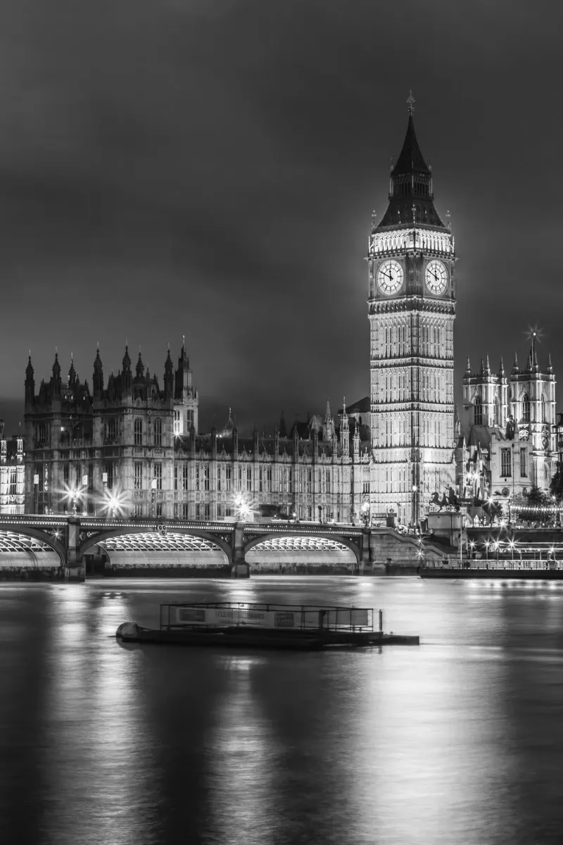 LONDRES Vue nocturne de Big Ben - Monochrome poster avec cadre en plastique de Melanie Viola
