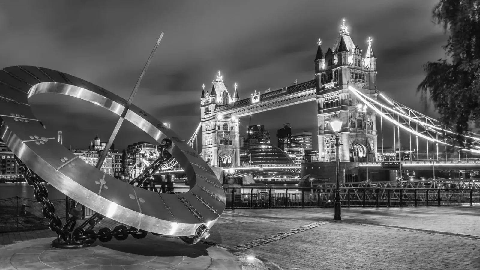LONDRA Il Tower Bridge in un tripudio di luce - Panorama poster con telaio in alluminio da Melanie Viola