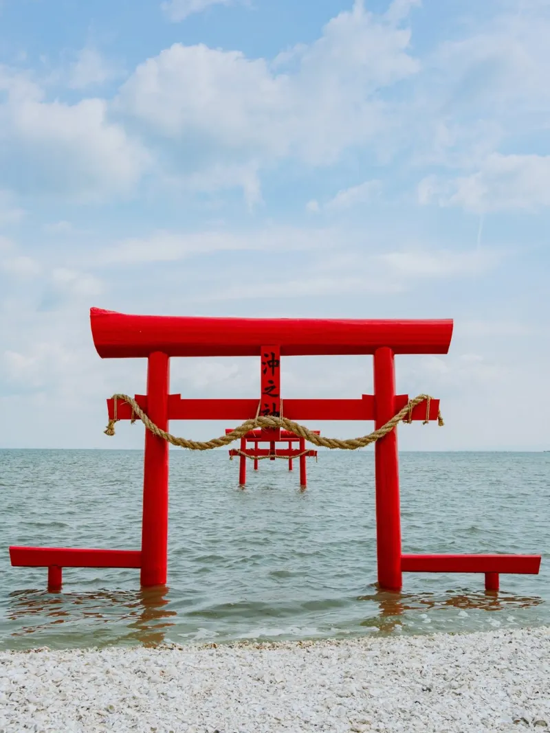 Schwebende rote Torii-Tore Leinwand mit Schattenfugenrahmen von Marcel Bisig