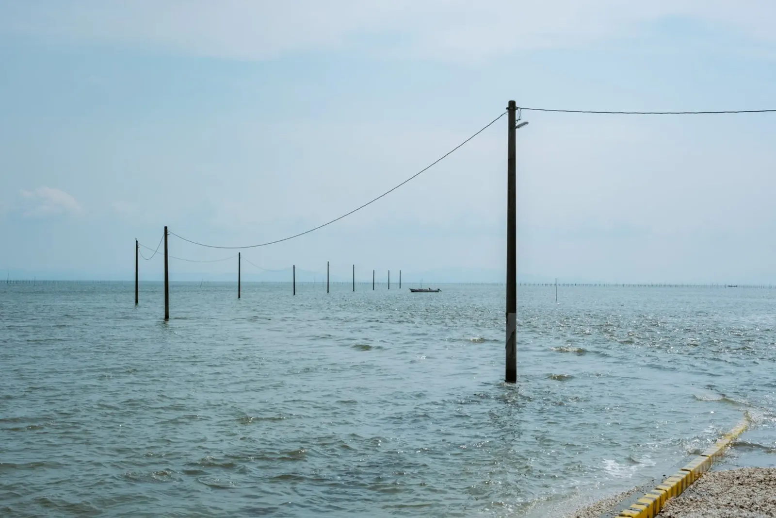 La strada sottomarina di Tara a Kyushu, Giappone poster con telaio in legno da Marcel Bisig